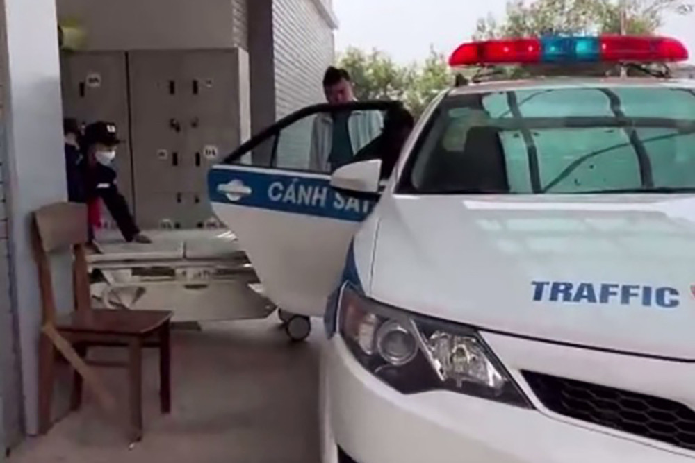 Phú Thọ: Người đàn ông bị đột quỵ được CSGT đưa đi cấp cứu kịp thời vào sáng Mùng 2 Tết