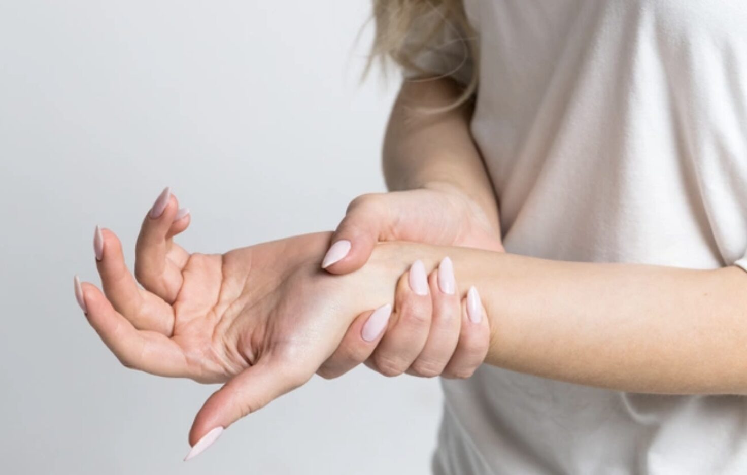 Khó thở, tê bì tay chân sau tắm, có phải dấu hiệu cảnh báo đột quỵ?