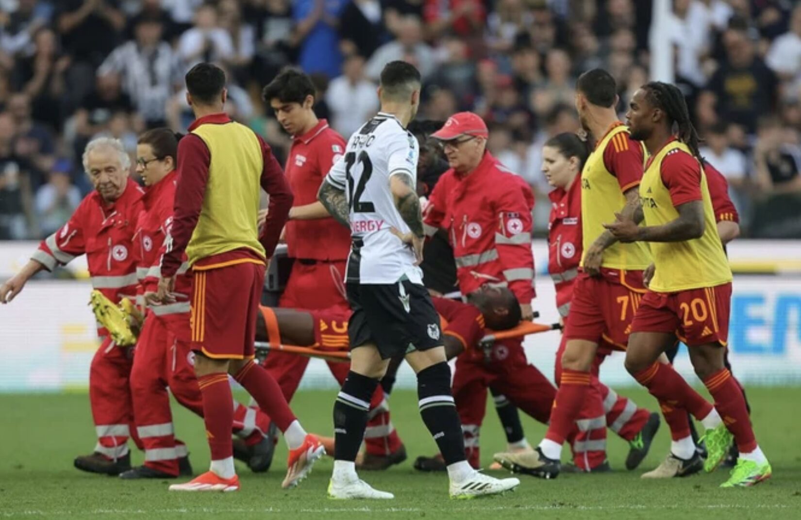 Hậu vệ Evan Ndicka đột ngột ngã quỵ ngay trên sân Trong trận Roma gặp Udinese