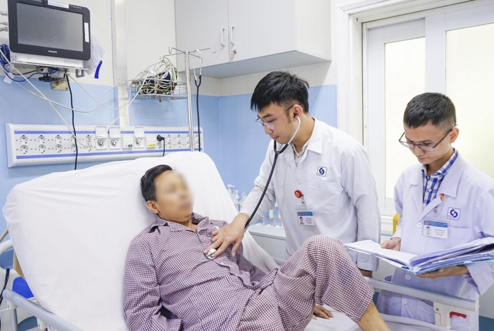 Nam bệnh nhân ngừng tim do bệnh lý cơ tim giãn nở được cứu sống một cách ngoạn mục