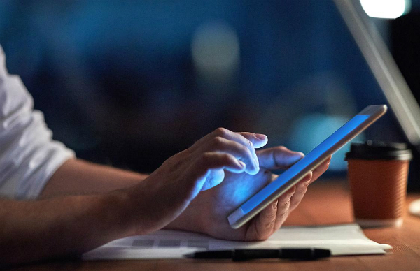 Cảnh báo nguy cơ đột quỵ do thức khuya và tiếp xúc với ánh sáng nhân tạo vào ban đêm của giới trẻ