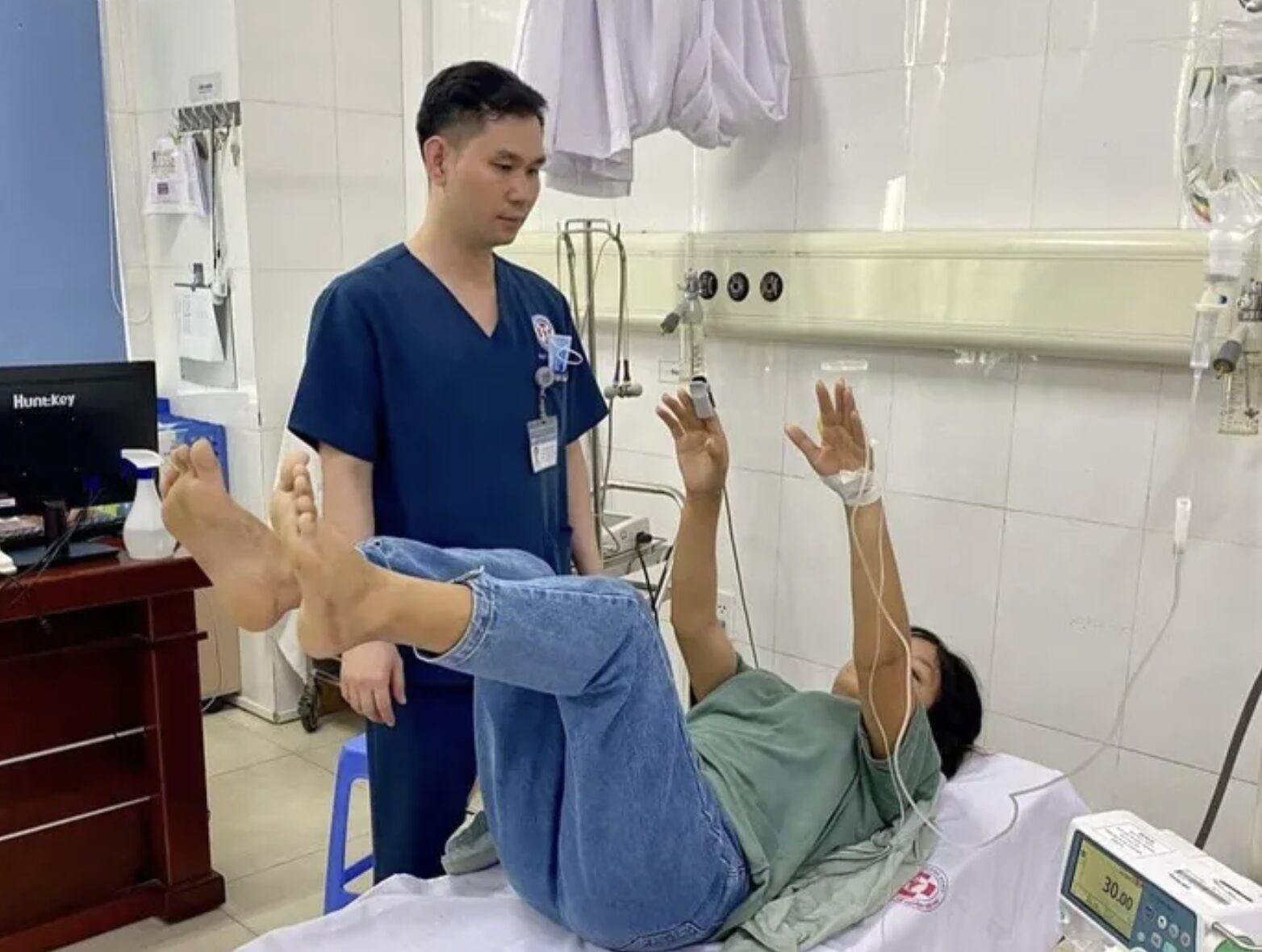 Quảng Ninh: Cứu sống nữ bệnh nhân 22 tuổi đột quỵ não, liệt nửa người