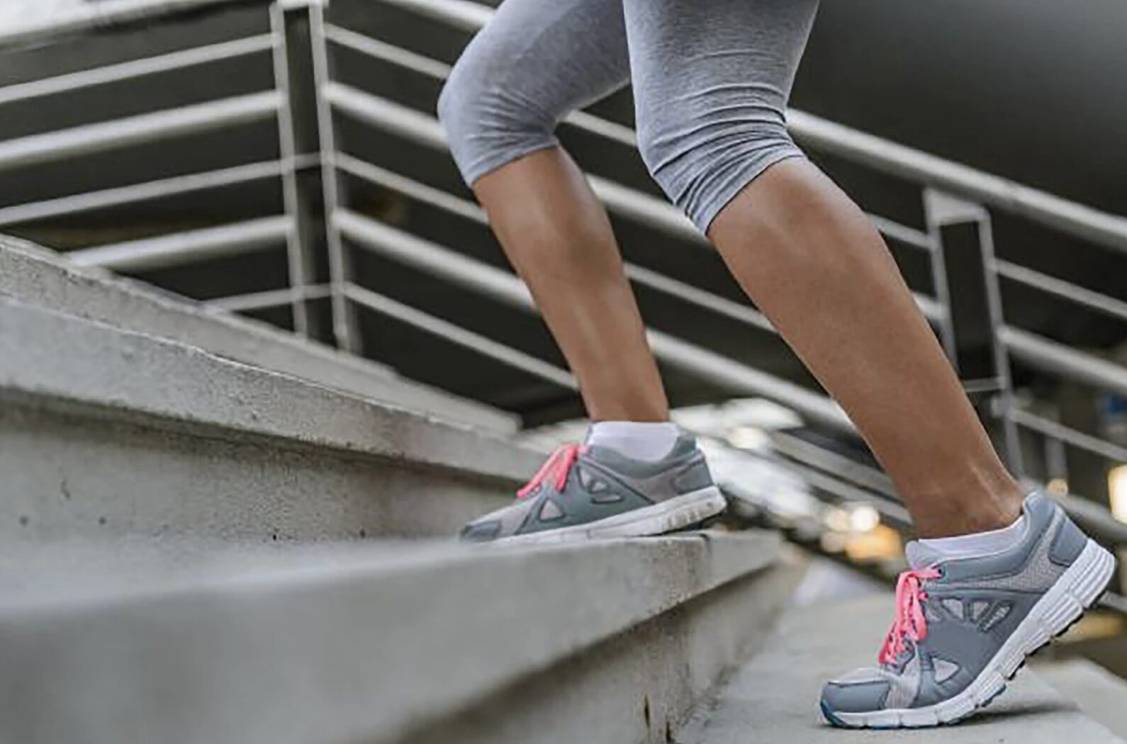 Tăng tuổi thọ, cải thiện sức khỏe tim mạch khi leo cầu thang thường xuyên