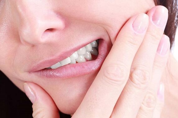 Những khó khăn gặp phải khi bị méo miệng, nói khó?