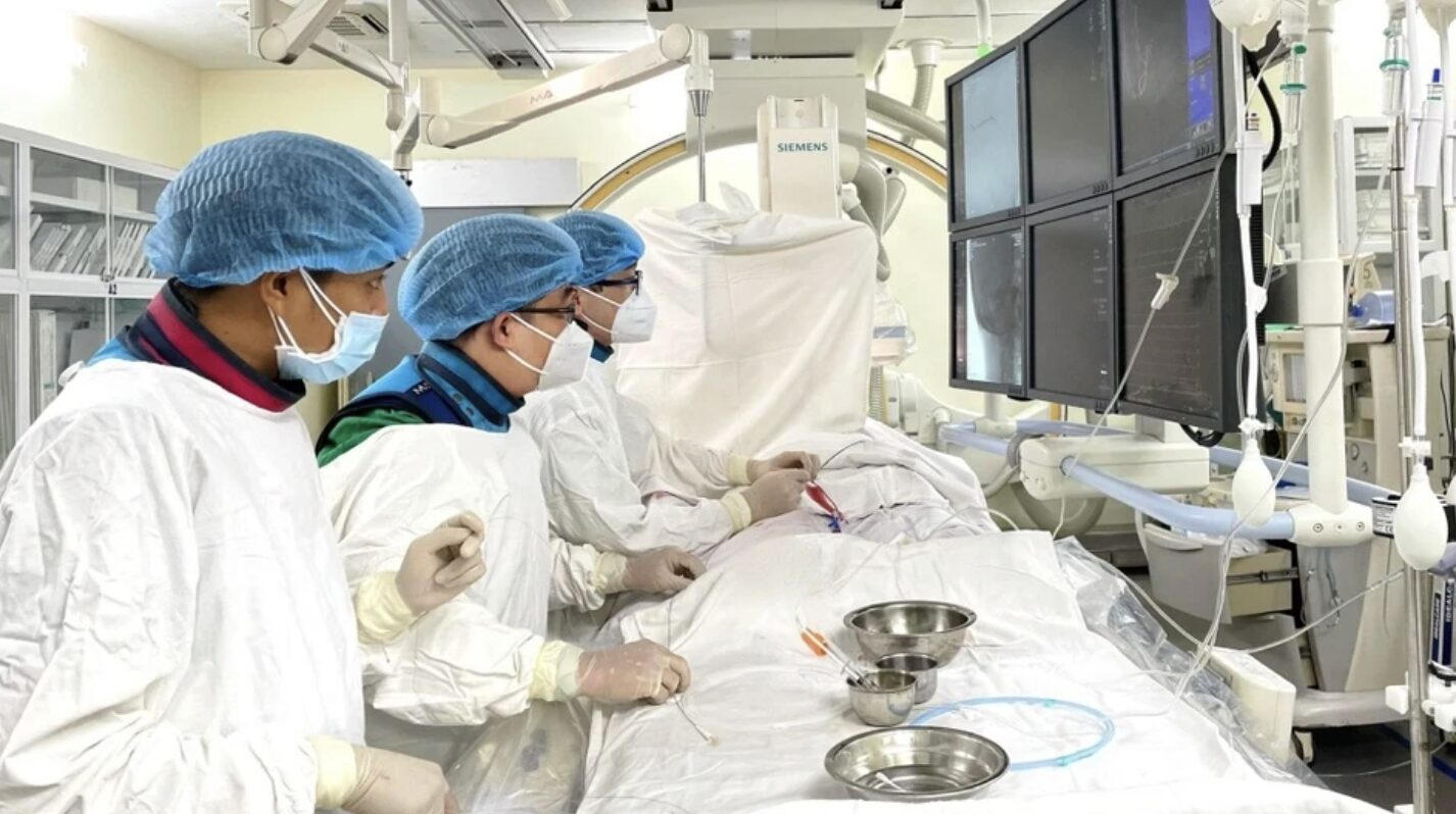 TPHCM: Thanh niên 35 tuổi bị đột quỵ sau khi giác hơi chữa đau lưng, đau vai gáy tại nhà