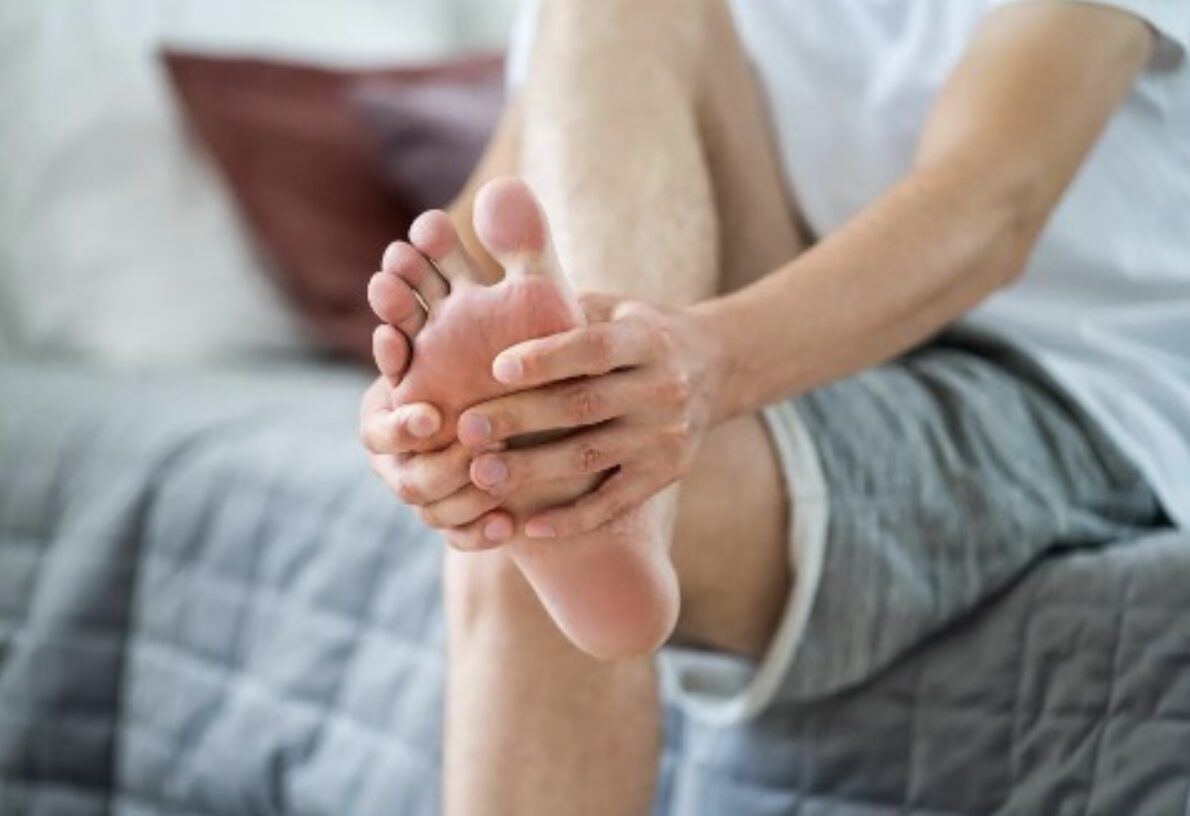 Nguyên nhân nào gây ra tình trạng tê tay chân khi ngủ, ngồi lâu bị mỏi đùi tê vai?