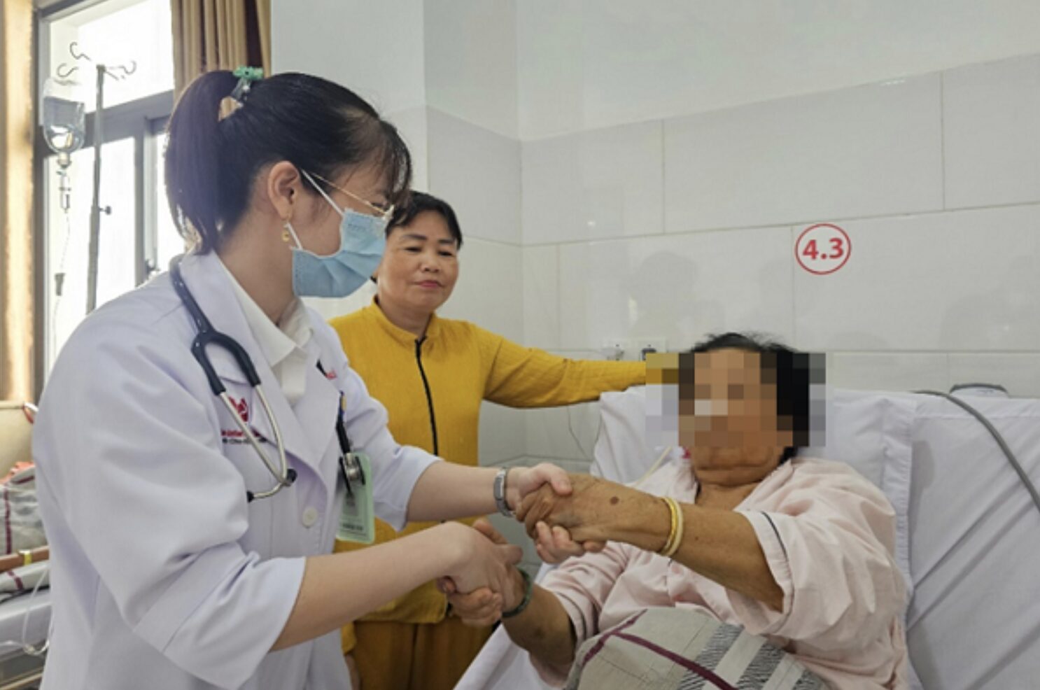 Chạy đua với “tử thần” cứu sống cựu bà đột quỵ 2 lần trong vòng 48 giờ