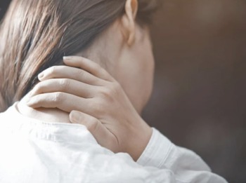 Nguyên nhân nào gây ra tình trạng đau nửa đầu bên phải lan xuống cổ vai gáy?