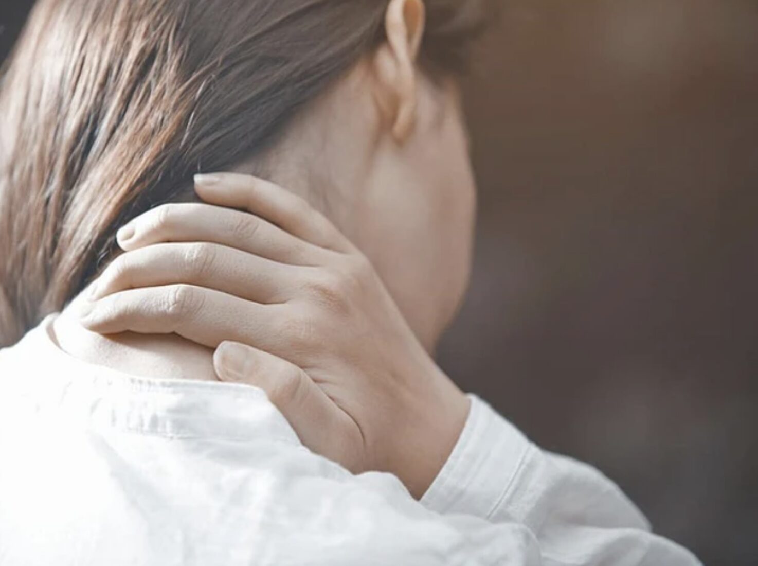 Nguyên nhân nào gây ra tình trạng đau nửa đầu bên phải lan xuống cổ vai gáy?