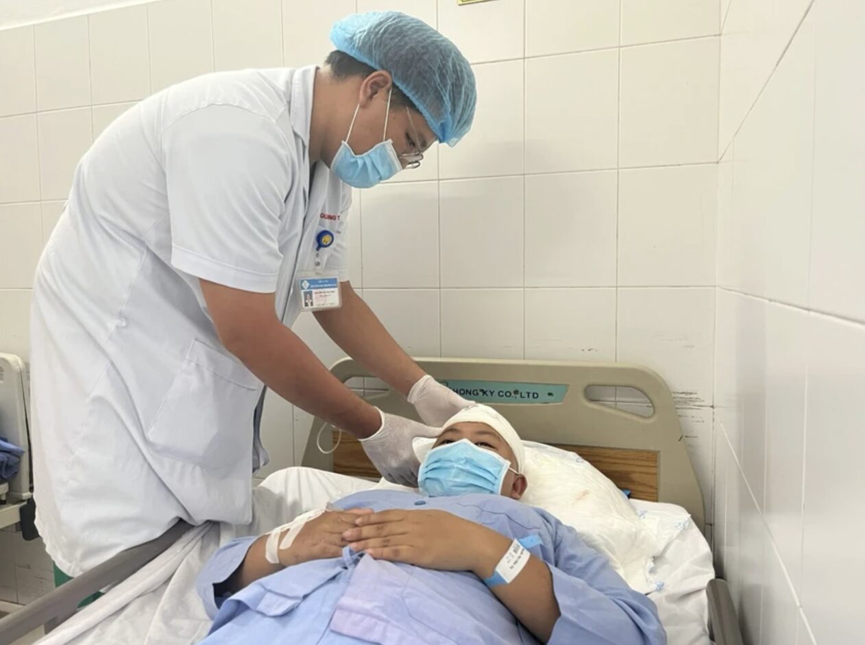 Tai nạn hy hữu khiến bé gái bị kéo đâm thủng hộp sọ
