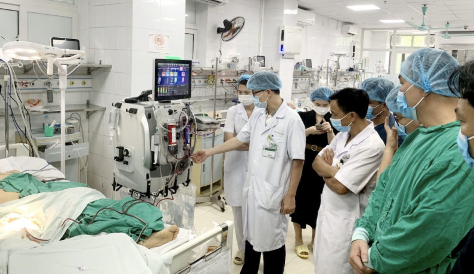 Hà Nội: Bệnh nhân có tiền sử uống rượu 20 năm tự đi xe xuống Hà Nội vào viện cấp cứu