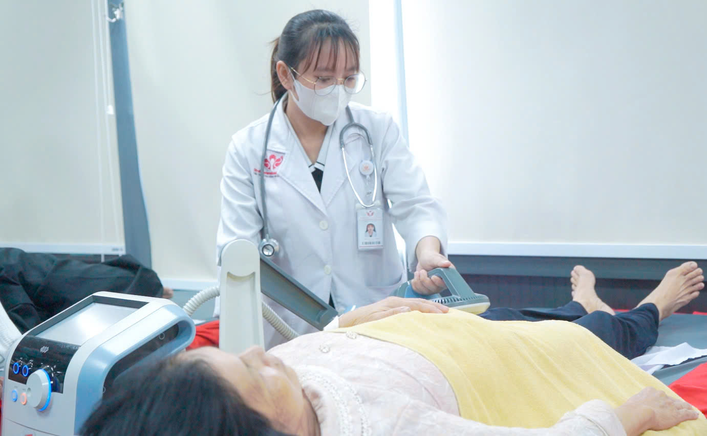 Xuyên biên giới điều trị đột quỵ, nữ bệnh nhân người Campuchia tự đi lại sau 2 tuần