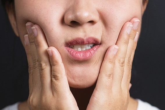 Hà Nội: Người phụ nữ bị liệt mặt do ngủ dưới điều hòa sau khi tắm, gội