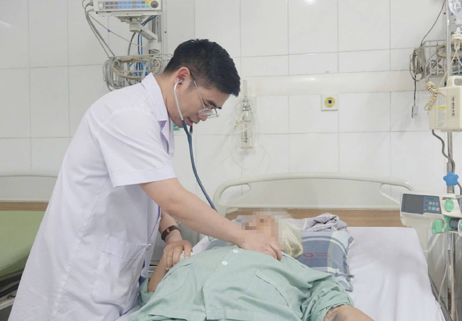 Bà cụ 86 tuổi bị nhồi máu cơ tim cấp khi đến nhà người thân chơi