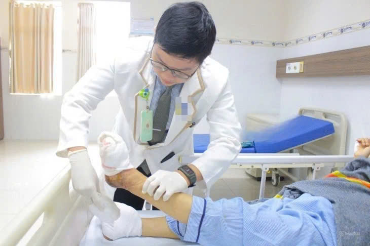 Long An: Người phụ nữ mắc đái tháo đường phải cắt toàn bộ ngón chân do ngâm nước nóng