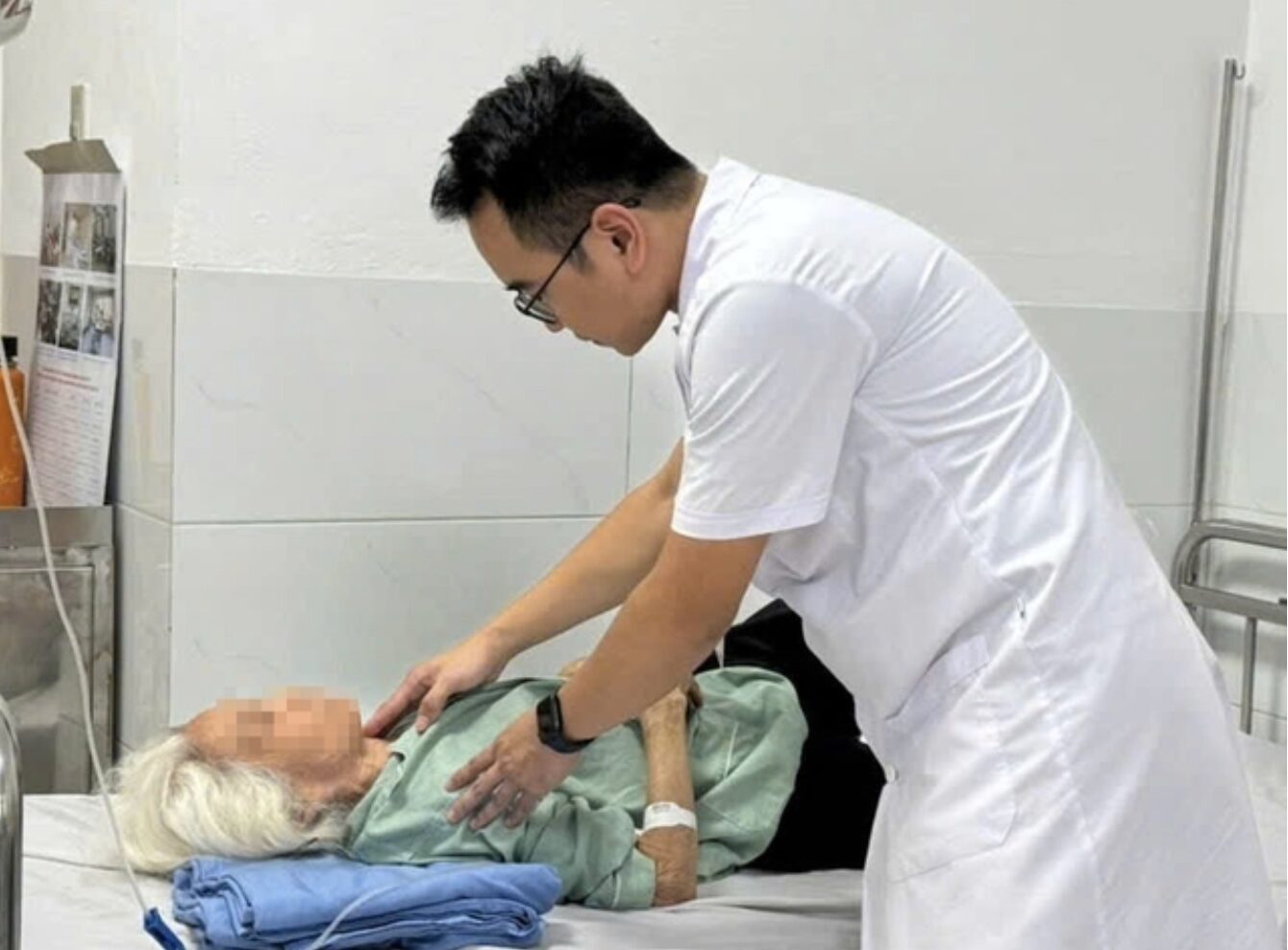 Loại bỏ bướu giáp khổng lồ 30 năm cho cụ bà 81 tuổi