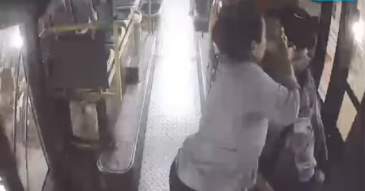 Tài xế xe buýt đột quỵ khi đang dừng đèn đỏ