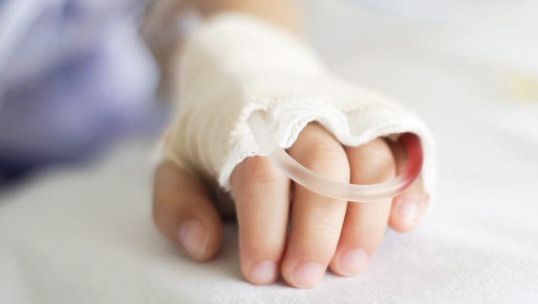 Đang trong lớp, bé trai 11 tháng tuổi thét lớn rồi hôn mê