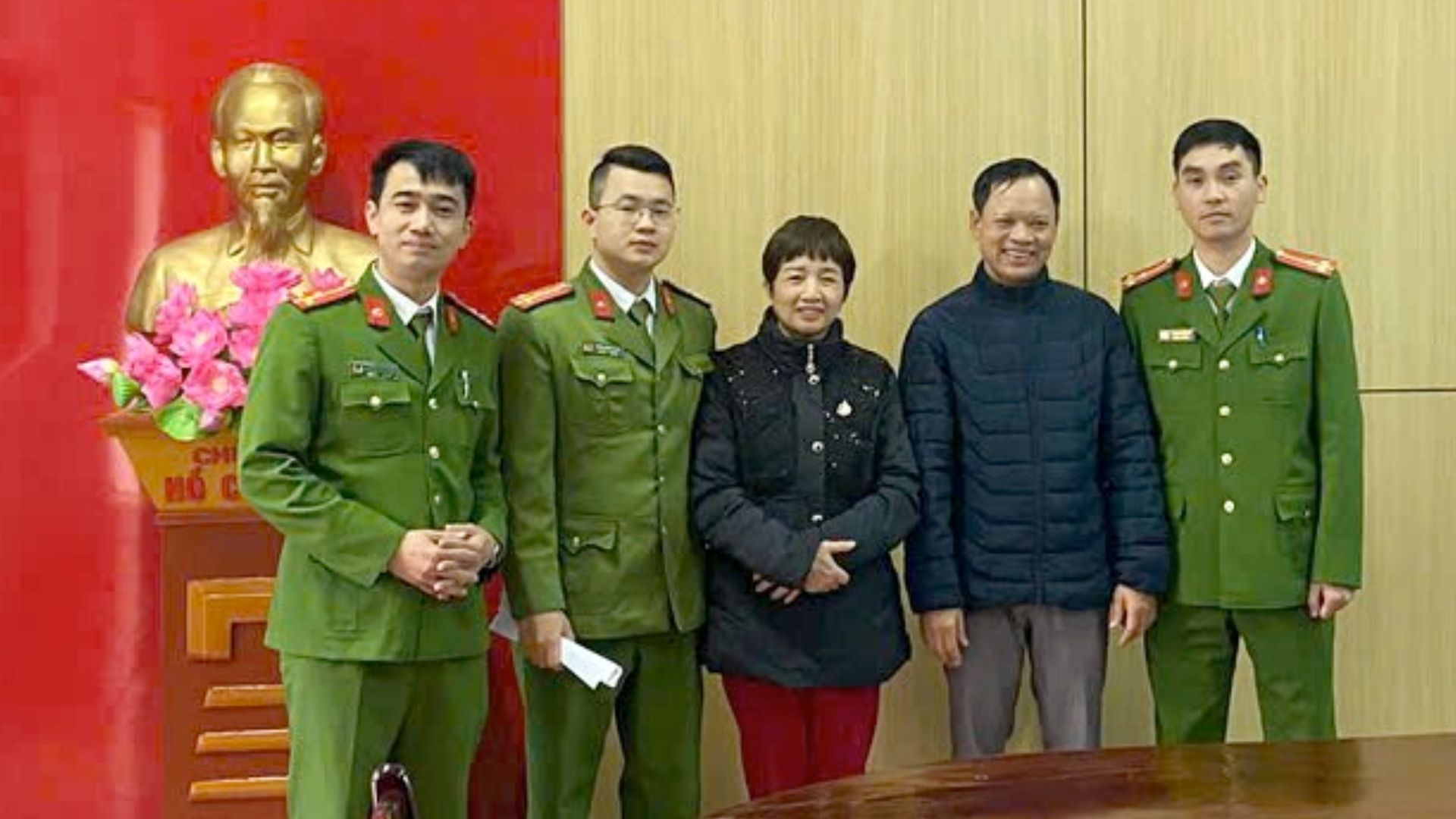 Hai chiến sỹ công an kịp thời cứu người dân bị đột quỵ khi đang tham gia giao thông