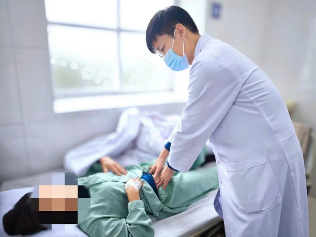 Quảng Ninh: Giành lại sự sống cho sản phụ 45 tuổi băng huyết giữa biển đêm