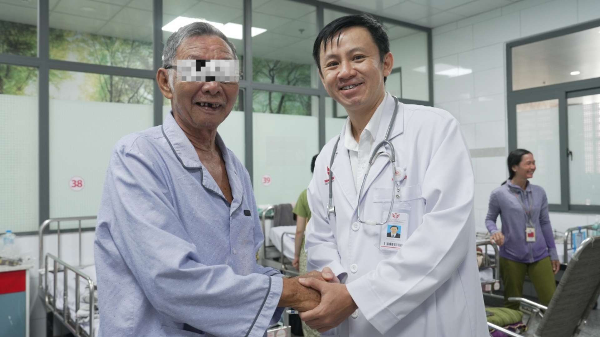 Tưởng đau khớp tuổi già, cụ ông 71 tuổi suýt bỏ sót tắc động mạch chậu nguy hiểm