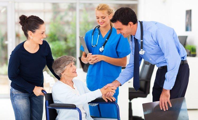 Bác sĩ, nhà vật lý trị liệu sẽ hướng dẫn bạn tập các bài tập phục hồi chức năng sau đột quỵ.