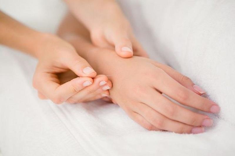 Châm cứu có thể giúp phục hồi chức năng vận động và cảm giác ở tay cho bệnh nhân đột quỵ.
