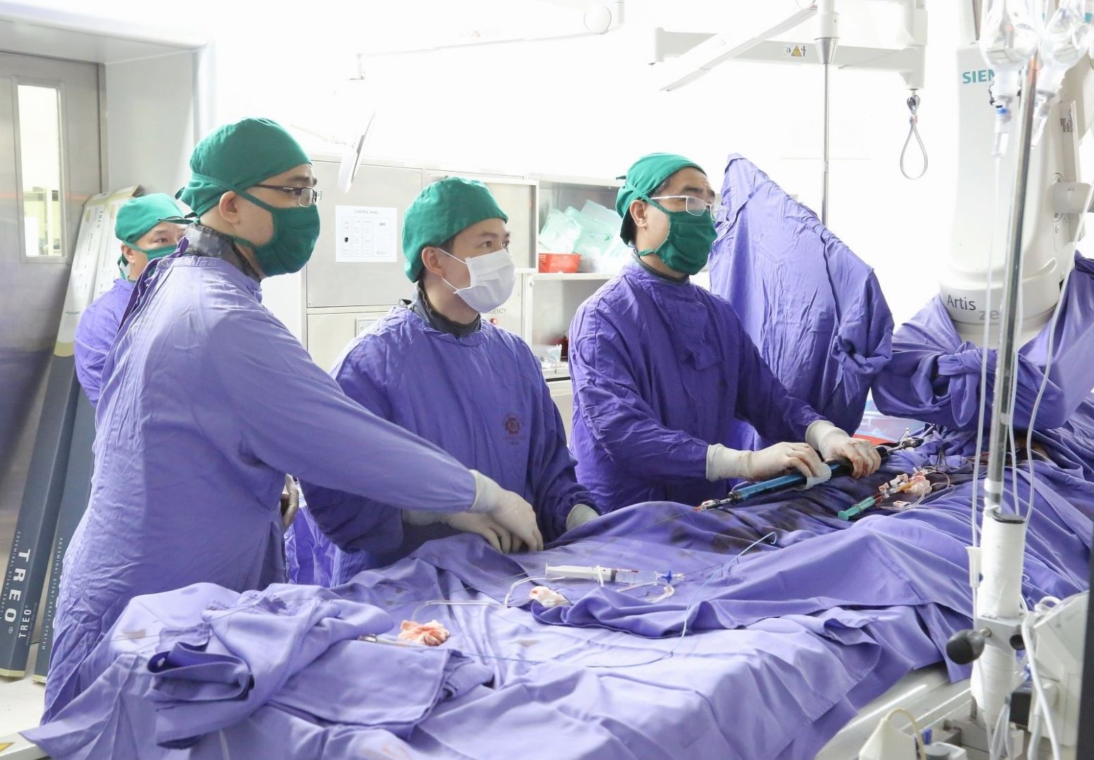 Cụ ông 82 tuổi thoát nguy phình động mạch chủ nhờ đặt stent graft