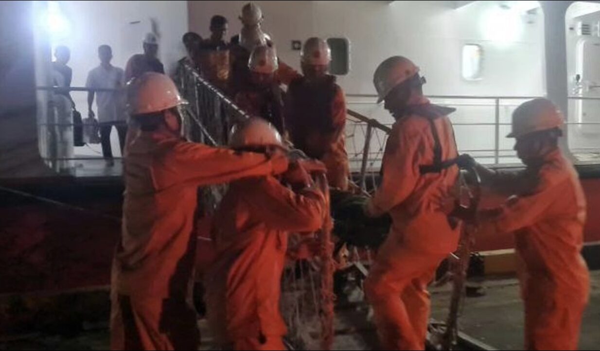 Đưa một ngư dân đột quỵ trên vùng biển Hoàng Sa vào Đà Nẵng chữa trị kịp thời