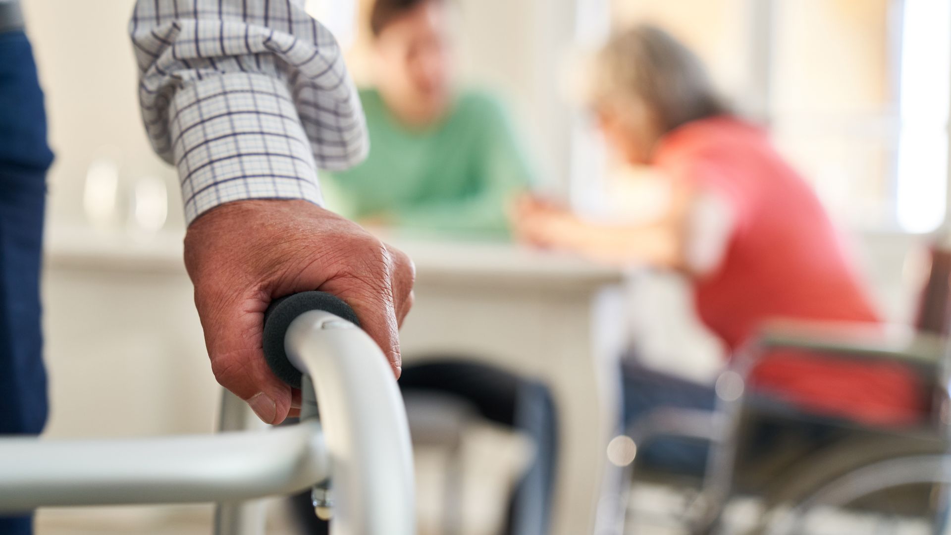 Phục hồi vận động sau đột quỵ: Làm sao để đi lại vững vàng, tránh nguy cơ té ngã?