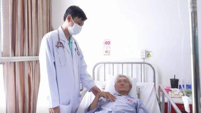 Phẫu thuật bắc cầu mạch máu, cứu đôi chân cho cụ ông U70 nghiện thuốc lá lâu năm