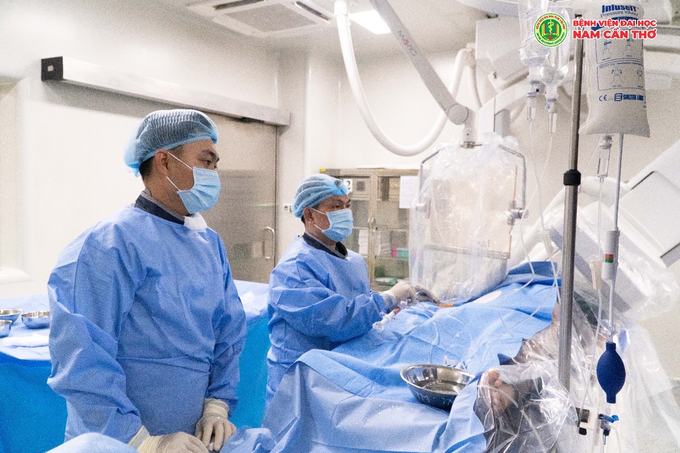 Cứu sống bệnh nhân 61 tuổi có động mạch vành trái hẹp gần như đứt trên nền vôi hóa nặng