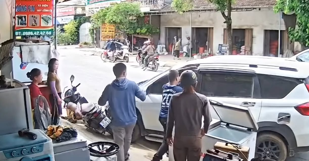 Thợ điện lạnh phá cửa ô tô cứu tài xế nghi bị đột quỵ kịp thời