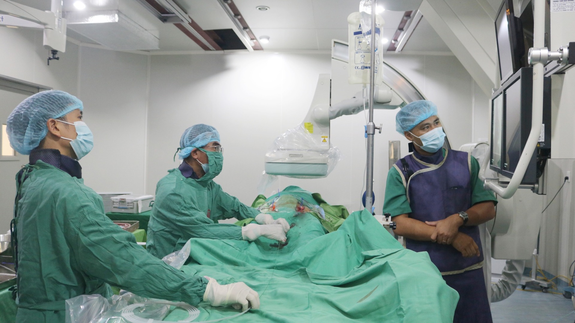 Stent graft can thiệp kịp thời cứu bệnh nhân phình động mạch chủ bụng