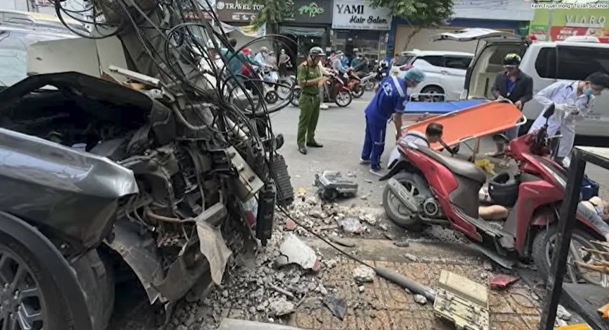 Tài xế ô tô bị đột quỵ, tông vào xe máy, làm gãy trụ điện rồi tử vong