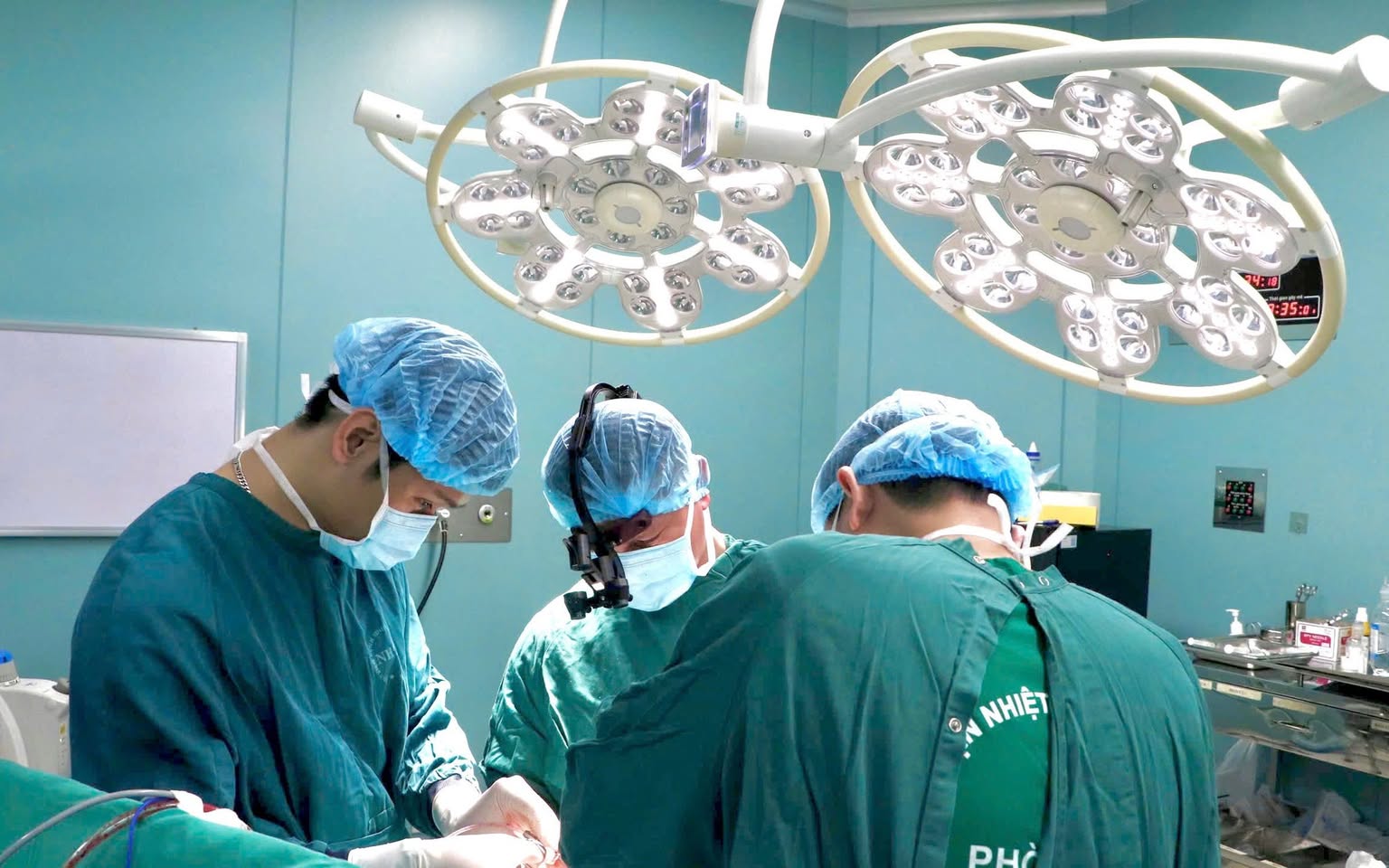 Giành lại sự sống cho bệnh nhân với “quả bom nổ chậm” trong não