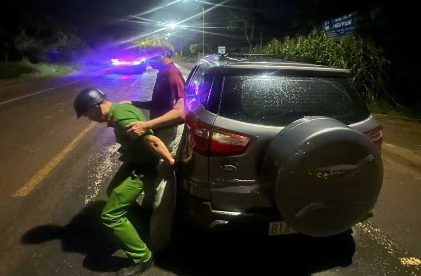 Công an xã ở Đắk Lắk kịp thời cứu lái xe có dấu hiệu đột quỵ