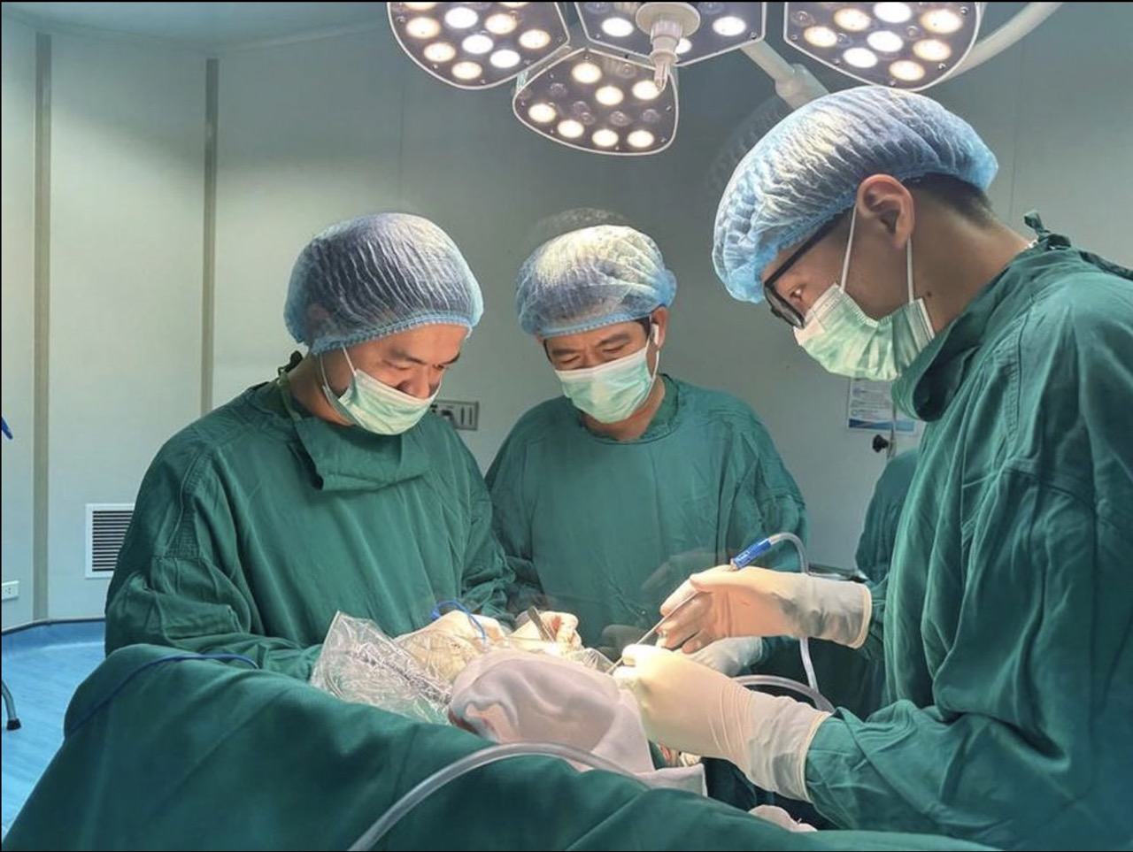 Quảng Trị: 3 giờ phẫu thuật căng thẳng cứu bệnh nhân dị dạng mạch não hiếm gặp