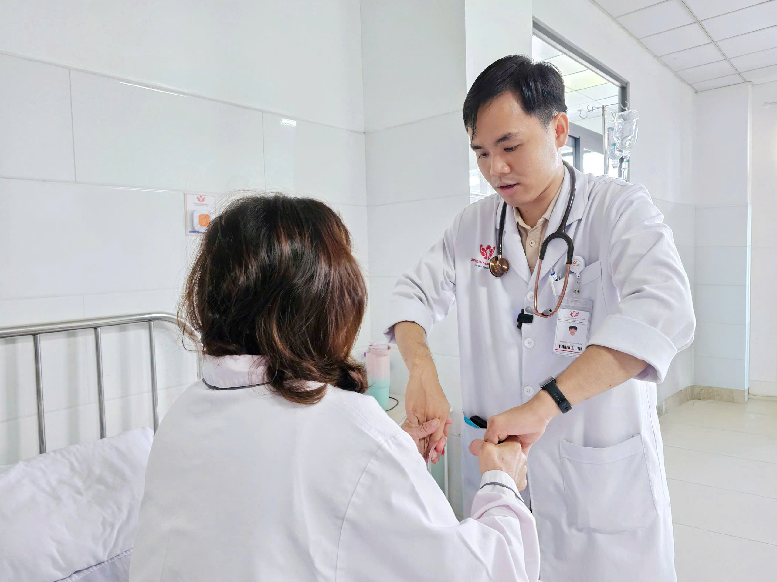 Suýt mất mạng vì tin thuốc “ngừa đột quỵ” xách tay