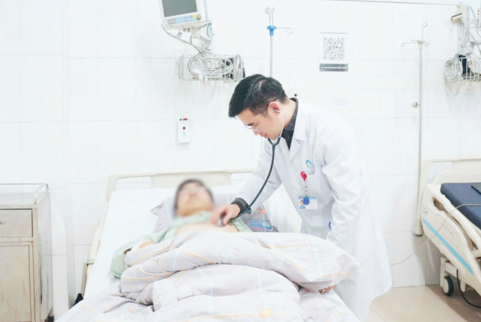 Quảng Ninh: Cứu sống du khách Trung Quốc bị sốc tim do nhồi máu cơ tim cấp