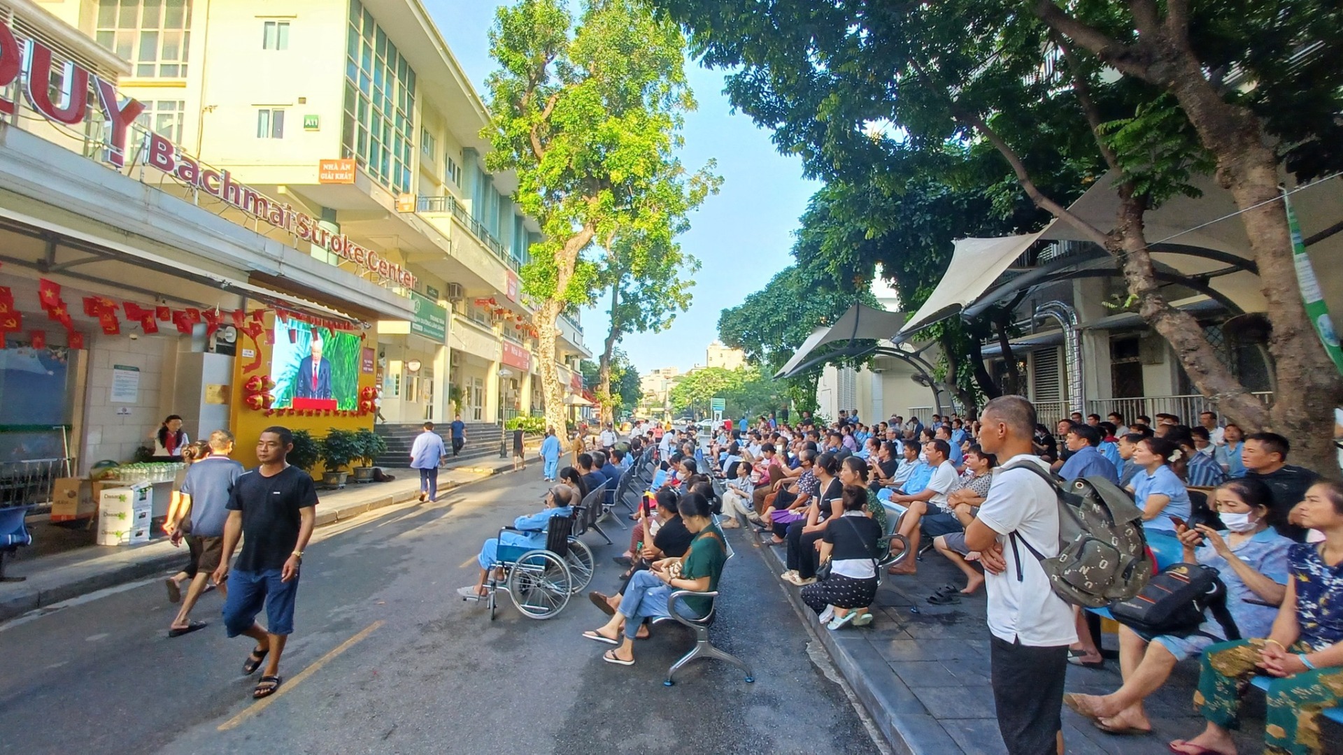 Bệnh viện Bạch Mai lập kỷ lục can thiệp đột quỵ thân nền trong 6 phút