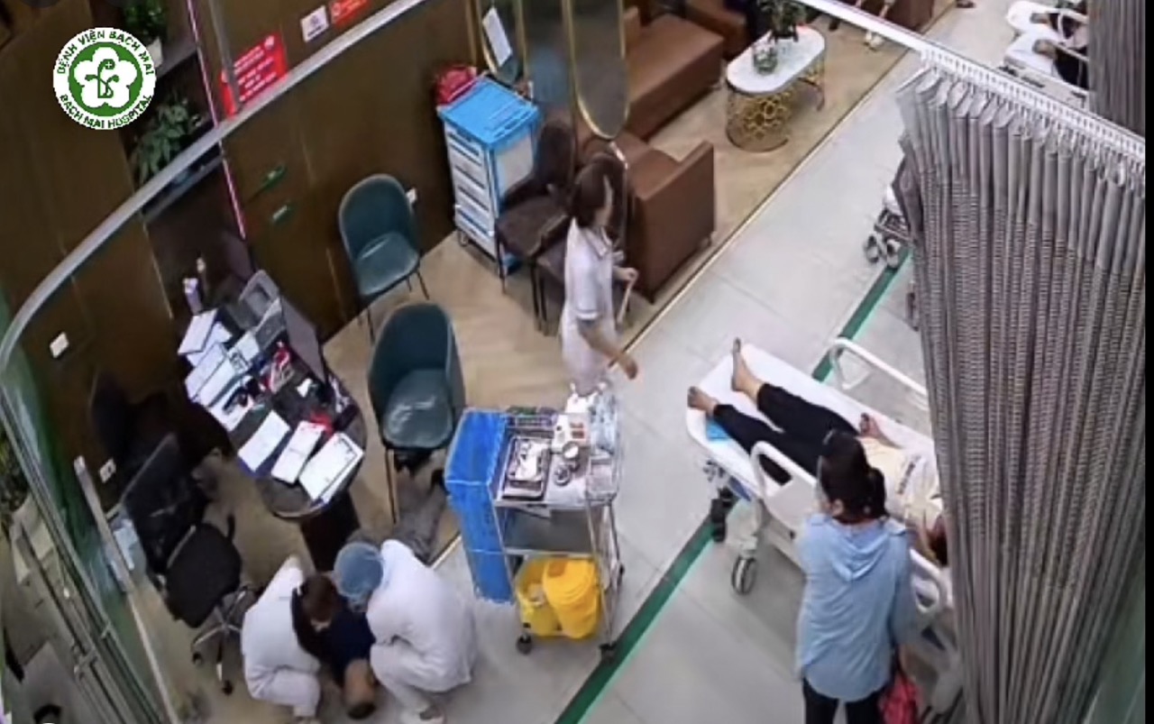 Tự vào viện vì đau ngực nhẹ và cú ngừng tim không báo trước