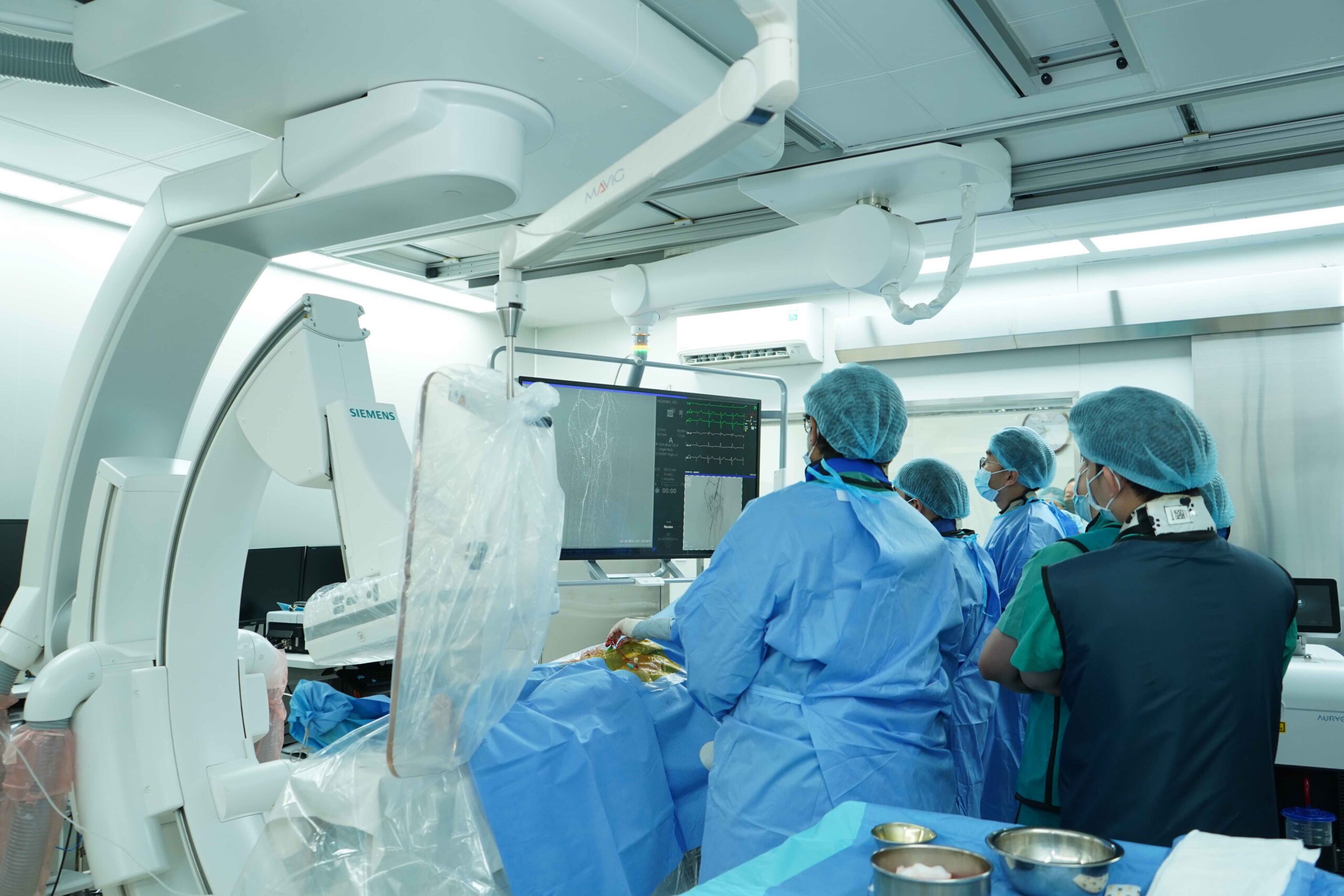 Lần đầu triển khai kỹ thuật khoan cắt mảng xơ vữa bằng laser tại Việt Nam