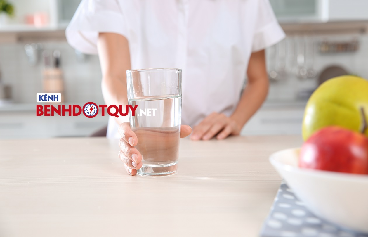 Uống đủ nước có vai trò gì trong phòng ngừa đột quỵ?