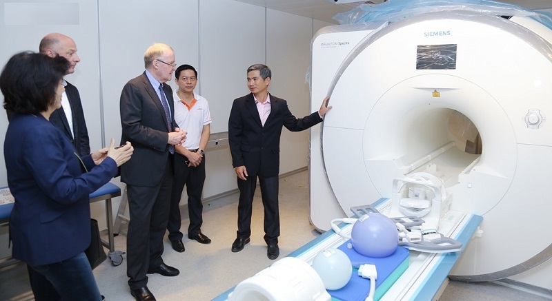 Theo TS.BS Trần Chí Cường - Chủ tịch Hội Can thiệp Thần kinh TPHCM, Giám Đốc Bệnh viện Đột quỵ Tim mạch Cần Thơ chia sẻ về máy MRI 3 Tesla được trang bị tại bệnh viện.