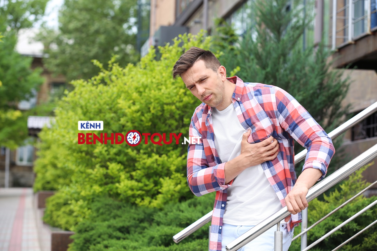 Tức ngực, khó thở khi đi cầu thang có phải dấu hiệu bệnh tim?