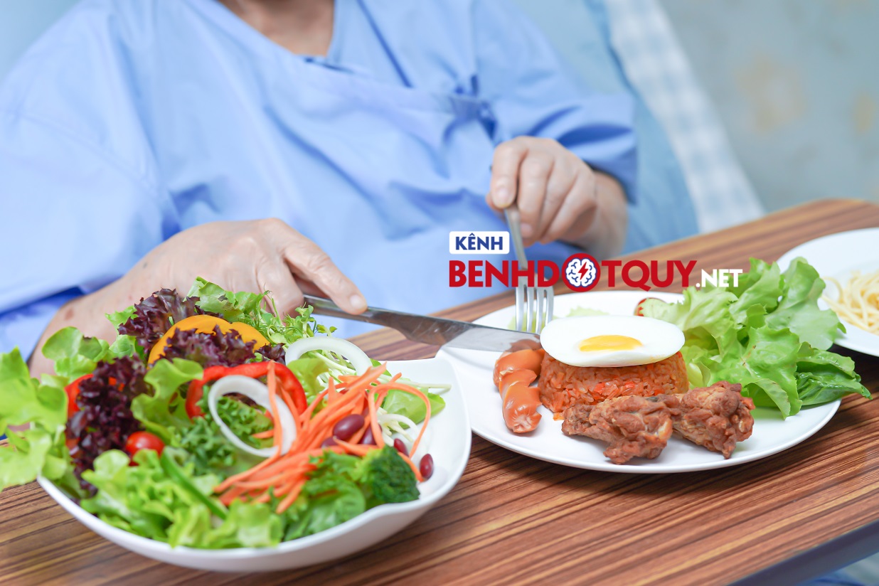 Sau đột quỵ nên ăn gì, kiêng gì để hỗ trợ phục hồi và ngừa tái phát?
